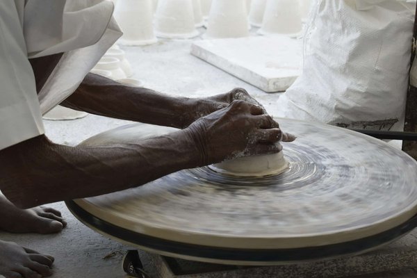 Comment trouver une croisière offrant des ateliers de poterie avec des artisans traditionnels en Amérique du Sud?