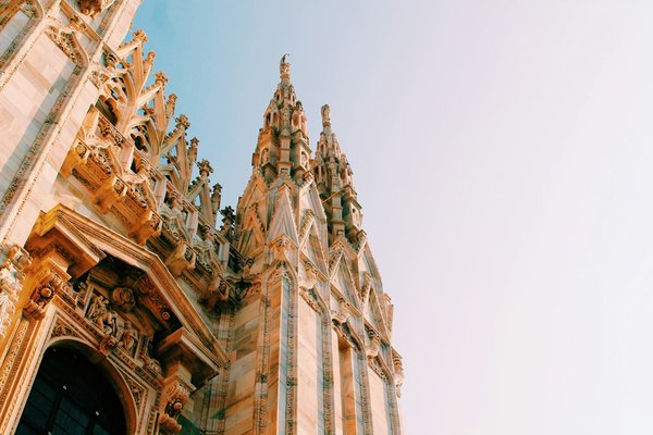 Quelle croisière propose des excursions pour découvrir les châteaux médiévaux en Écosse?