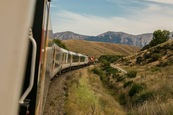 Quels sont les conseils pour un voyage en train à travers les montagnes rocheuses canadiennes?